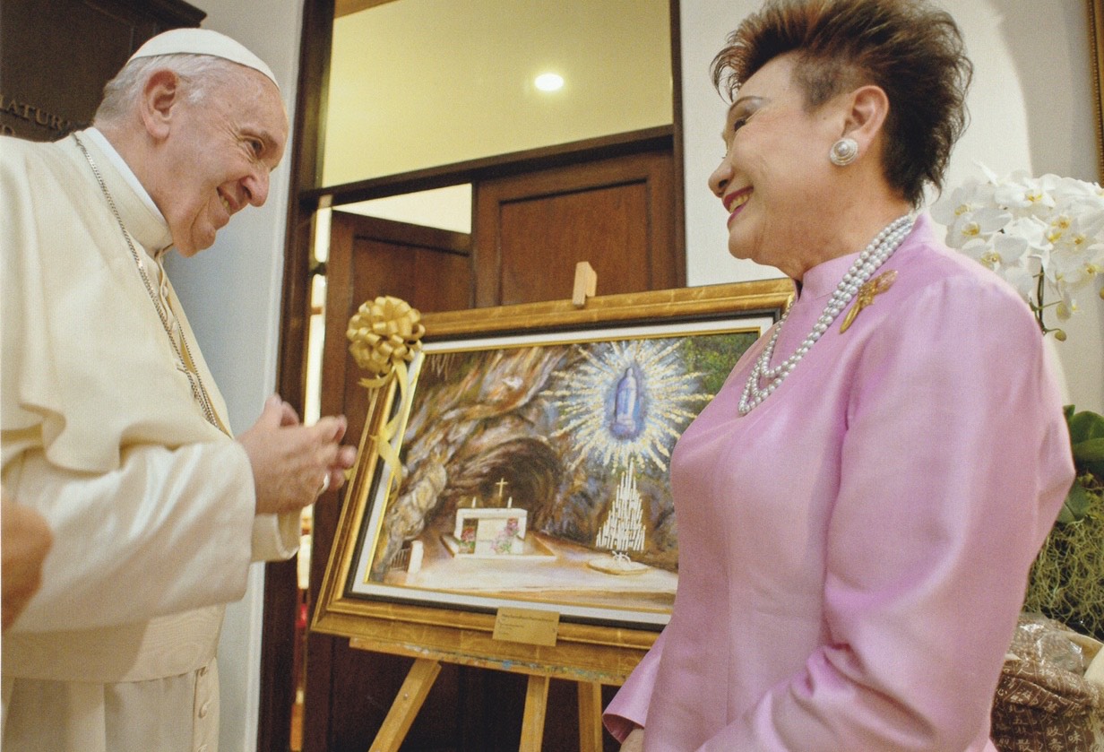 ศรินทร เมธีวัชรานนท์ ถวายภาพแด่พระสันตะปาปาฟรังซิส ในการเสด็จเยือนประเทศไทย พฤศจิกายน 2019